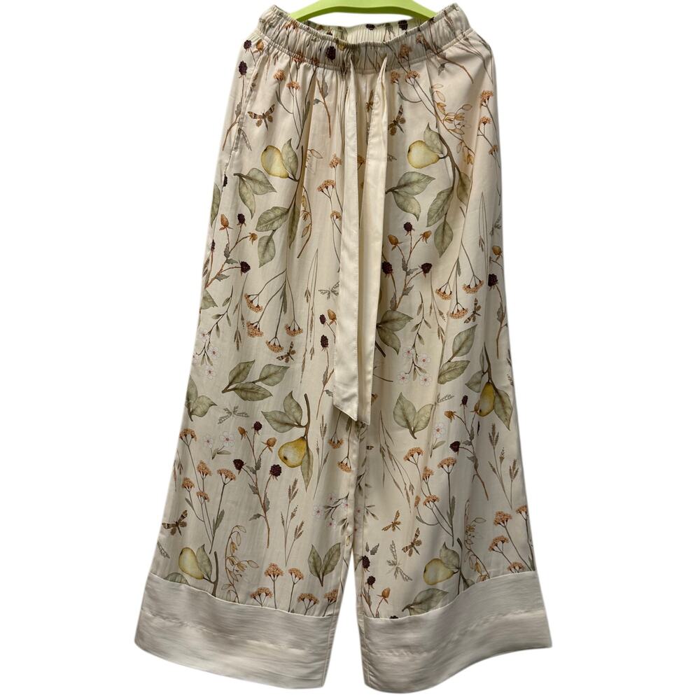 H&M woman's white floral pedal pusher pants in size XS